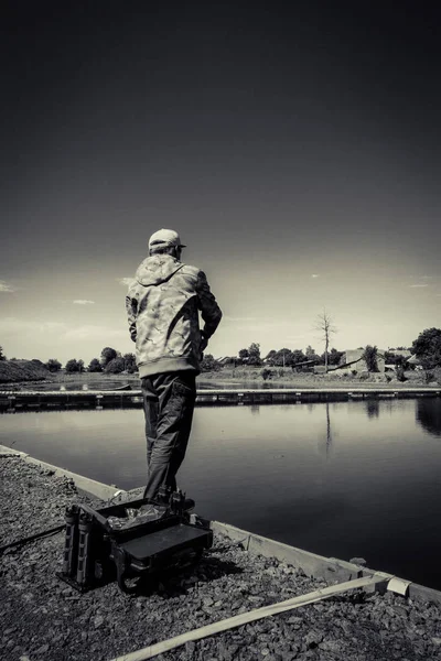 Pescador pegar truta arco-íris do lago — Fotografia de Stock