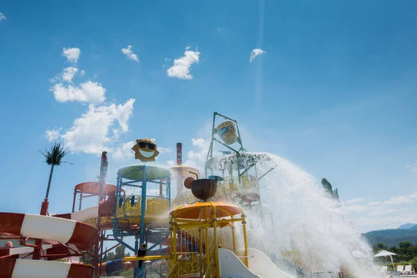 Kinder waterpark. Glijbanen voor kinderen — Stockfoto