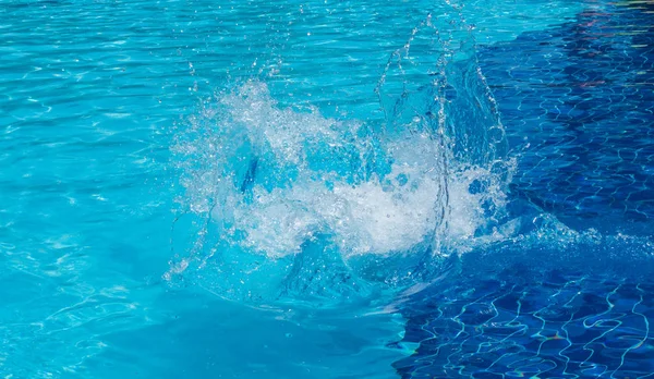 Ένα αγόρι πηδάει στην πισίνα. — Φωτογραφία Αρχείου