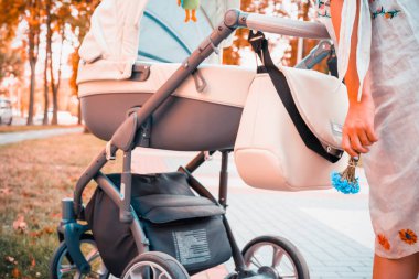Anne üzerinde bir bebek arabası