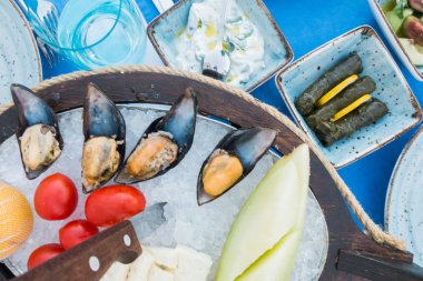 Bir balık restoranında farklı iştah açıcı atıştırmalıklar