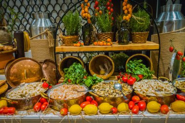 Restoranda açık büfe yemekler