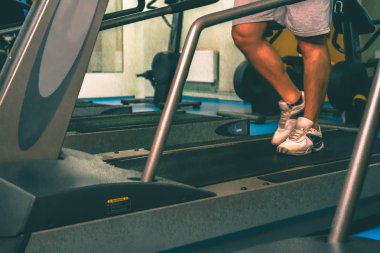 Spor salonunda vücut geliştirmeci