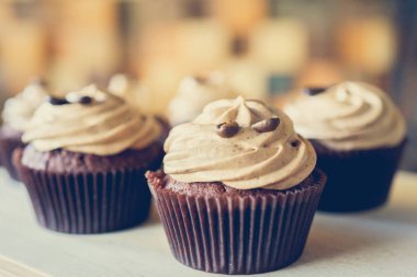 bir tepsi üzerinde pek çok güzel pastalar