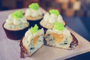 bir tepsi üzerinde pek çok güzel pastalar