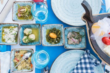 Bir balık restoranında farklı iştah açıcı atıştırmalıklar