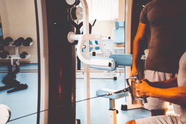 Spor salonunda vücut geliştirmeci