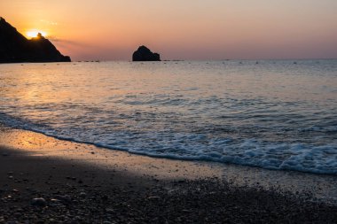 Gündoğumu kumsalda deniz