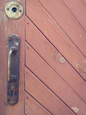 Kapı kolu ve eski kırmızı kapı kilidi