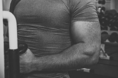 Spor salonunda vücut geliştirmeci