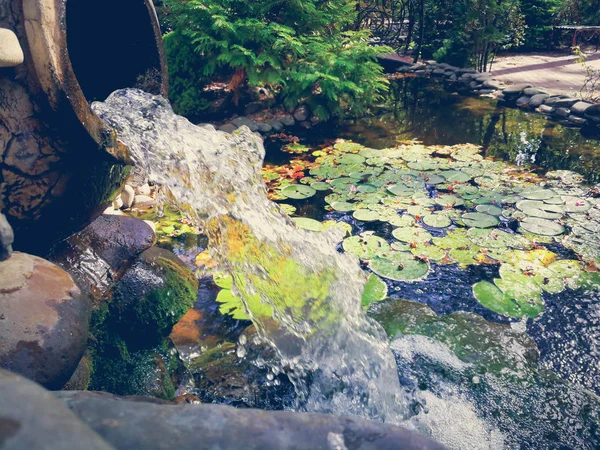 Wasserfall aus einer alten Vase — Stockfoto