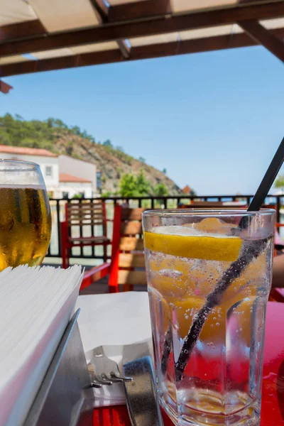 Cocktails in a cafe in a seaside resort — Stock Photo, Image