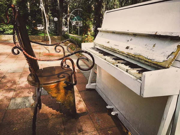 Vieux piano blanc effondré — Photo