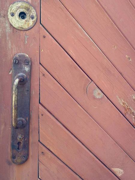 Türgriff und Schloss an der alten roten Tür — Stockfoto