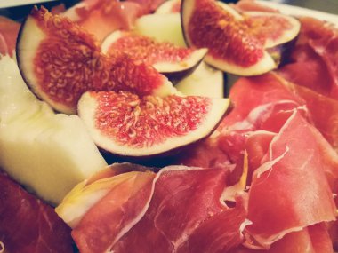 et ve incir bir plaka üzerinde parçalar