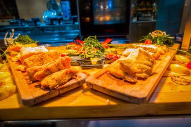 Restoranda açık büfe yemekler