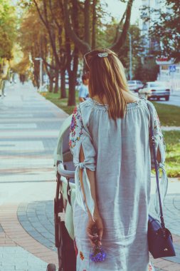 Anne üzerinde bir bebek arabası