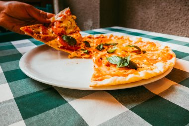 Bir tabakta Pizza margarita