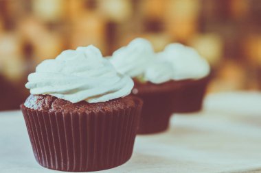 bir tepsi üzerinde pek çok güzel pastalar