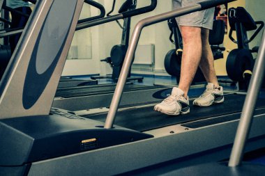 Spor salonunda vücut geliştirmeci