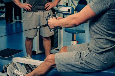 Spor salonunda vücut geliştirmeci