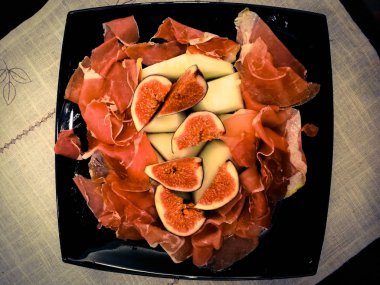 et ve incir bir plaka üzerinde parçalar