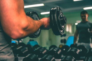 Spor salonunda vücut geliştirmeci