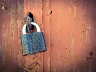 eski kapıyı kilitle