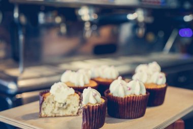 Kahve makinesi ve kafede capkake