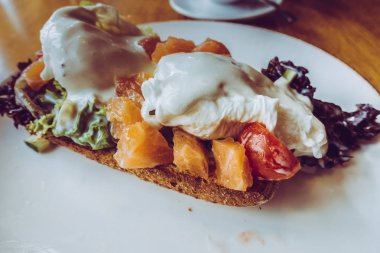 Ekmek te somon ile haşlanmış yumurta