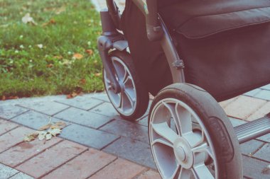 bebek arabası sokakta duruyor
