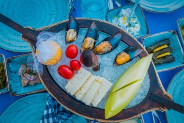 Bir balık restoranında farklı iştah açıcı atıştırmalıklar