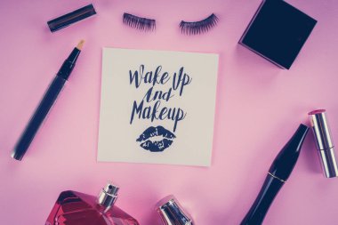 pembe bir arka plan üzerinde makyaj araçları