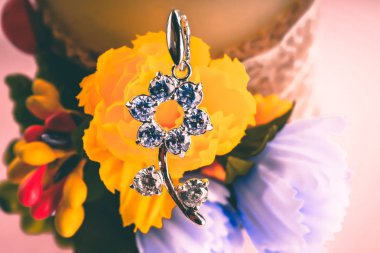 Taşlar ile güzel takı