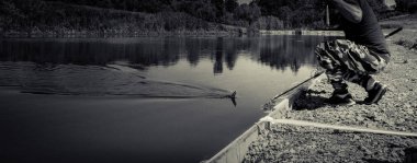 Balıkçı yakalamak gökkuşağı alabalığı Gölü