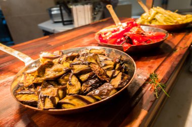 Restoranda açık büfe yemekler