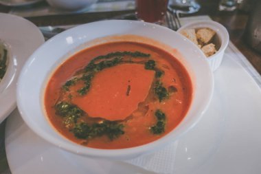 Bir tabak içinde domates çorbası