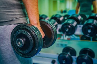 Spor salonunda vücut geliştirmeci