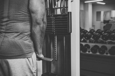 Spor salonunda vücut geliştirmeci