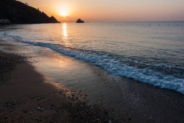 Gündoğumu kumsalda deniz