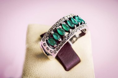 Güzel gümüş yüzük yakın