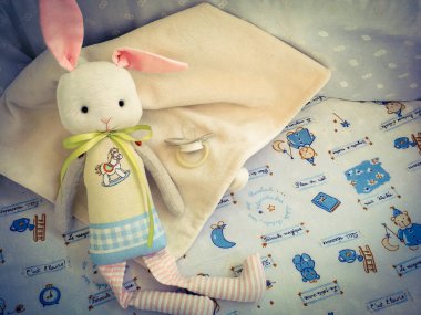 arabasındaki bebek oyuncak tavşan