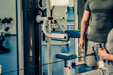 Spor salonunda vücut geliştirmeci