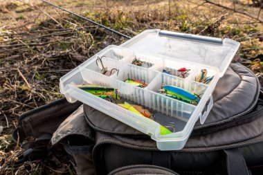 Gölde balık tutmak.