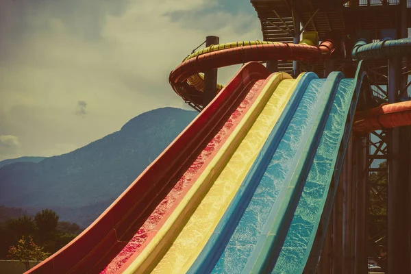 Dia's rijden van water in het waterpark — Stockfoto