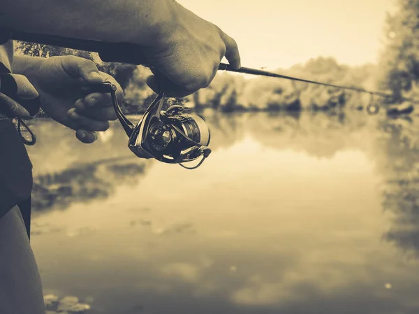 Молодой человек рыбачит. bokeh, blurred background — стоковое фото