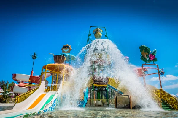 Äventyrsbad för barn på resort — Stockfoto