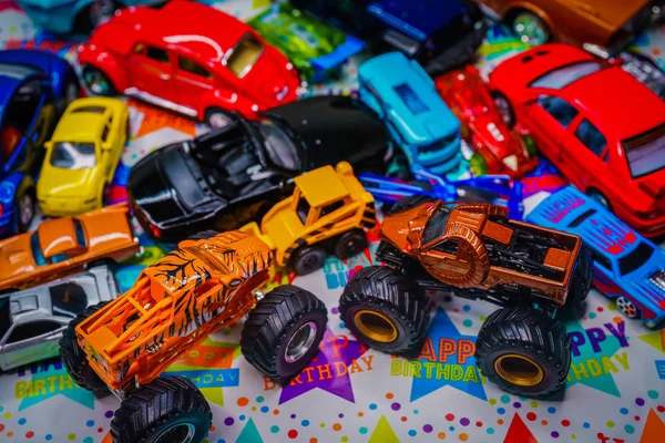Hračky auta narozeninový dárek — Stock fotografie