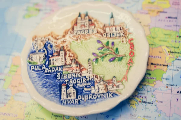 陶瓷磁铁上的克罗地亚地图 — 图库照片