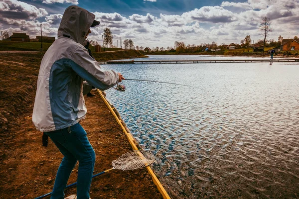 Молодий Чоловік Риболовля Біля Озера — стокове фото